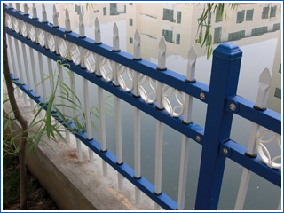 定做工廠圍墻護(hù)欄噴塑鐵藝護(hù)欄價(jià)格與選購指南